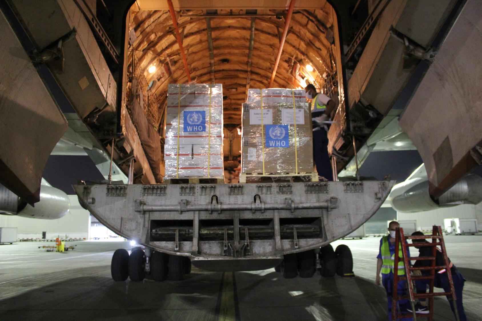 Équipements de protection individuelle (EPI) et fournitures biomédicales de l'OMS transportés en Somalie par un vol charter offert par la Cité humanitaire internationale/les Émirats arabes unis. 