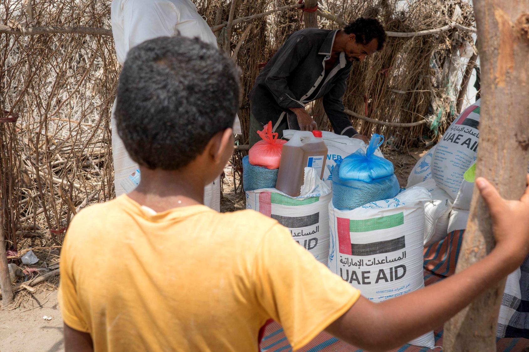 也门阿比扬市的家庭接受粮食署的粮食援助。 