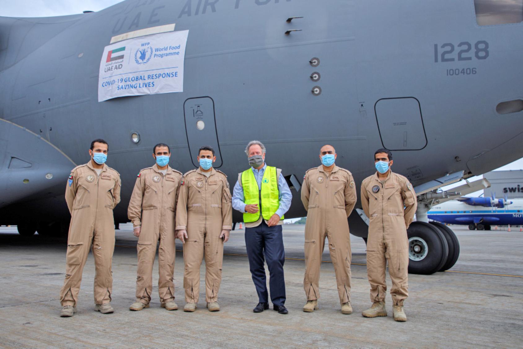 David Beasley, le Directeur exécutif du Programme alimentaire mondial (PAM) de l’ONU, photographié avec plusieurs autres hommes devant un transporteur C-17 peu après son arrivée à Accra, au Ghana. 