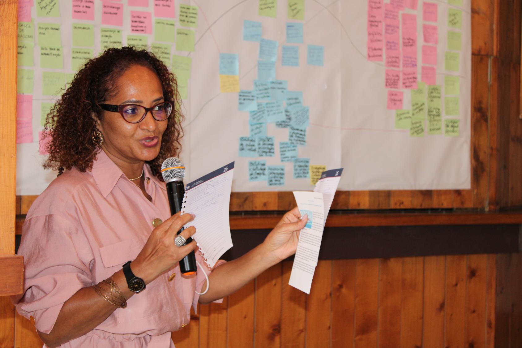 Adelaide Ribeiro, Oficial de Juventud de la Oficina Conjunta PNUD-UNICEF-UNFPA, presenta las hipótesis, los riesgos y las soluciones de su grupo de trabajo.