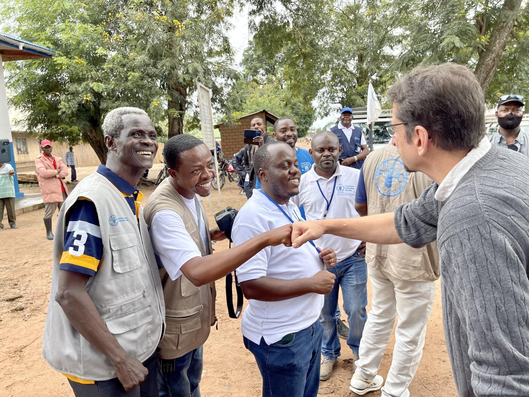El Coordinador Residente y de Asuntos Humanitarios, Bruno Lemarquis, se reúne con el personal en el emplazamiento de desplazados internos en Tanganyika RDC.