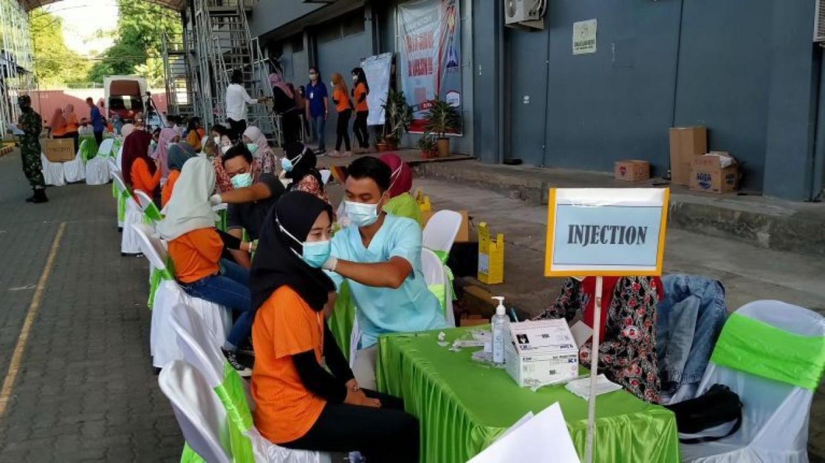 برنامج اللقاح المشترك لعمال مصانع الملابس في وسط جاوة، إندونيسيا.