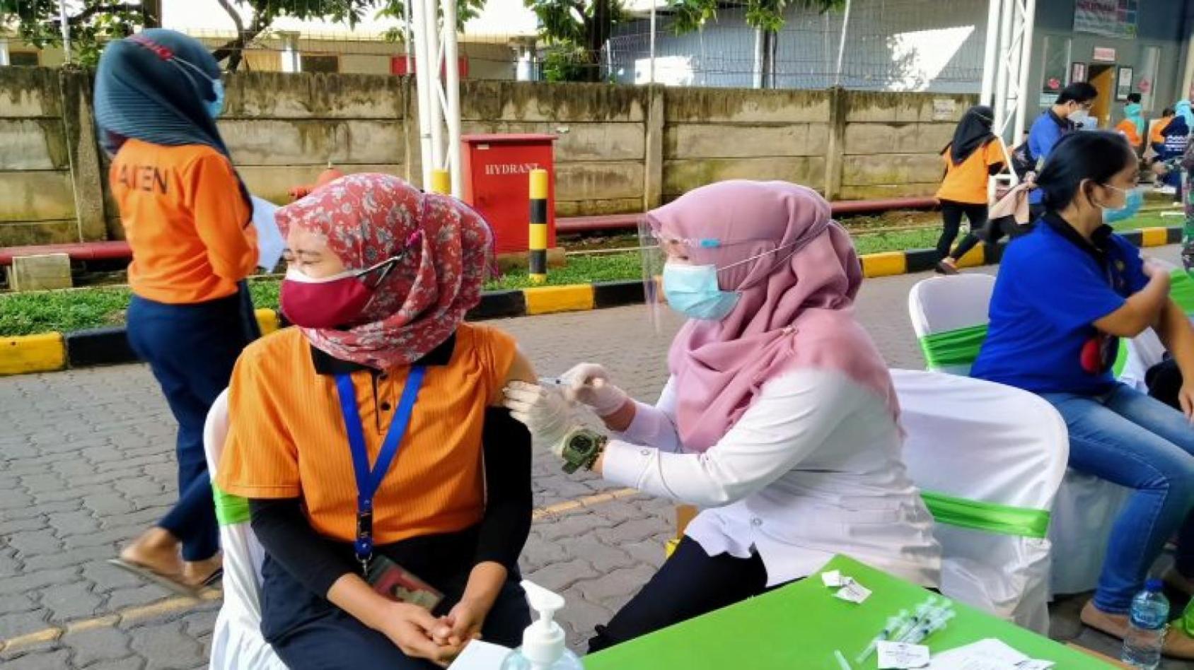 Des ouvrières du secteur de la confection se font vacciner contre la COVID-19 dans le centre de Java, en Indonésie. 