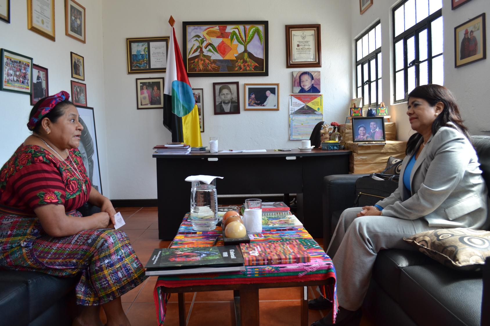 تزور المنسقة المقيمة السابقة للأمم المتحدة ريبيكا أرياس الحائزة على جائزة نوبل للسلام والمدافعة عن حقوق الشعوب الأصلية ريغوبيرتا مينشو توم.
