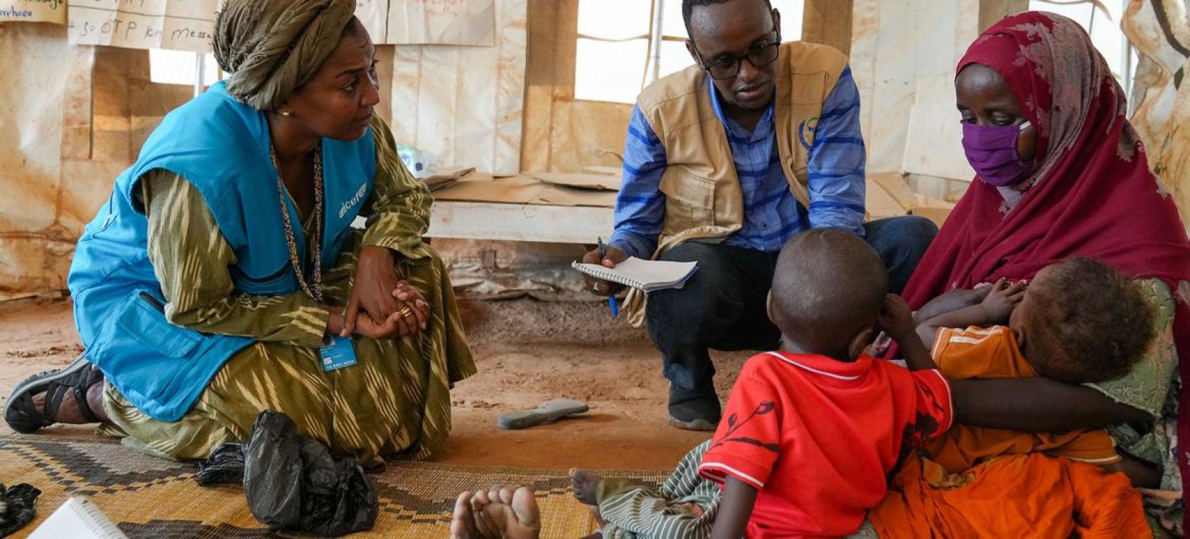 Rania Dagash, la Directrice régionale adjointe de l'UNICEF pour l'Afrique orientale et australe (à gauche) s’entretient avec une mère et ses jumeaux, qui souffrent de malnutrition, dans un centre de santé de Dollow, en Somalie. 