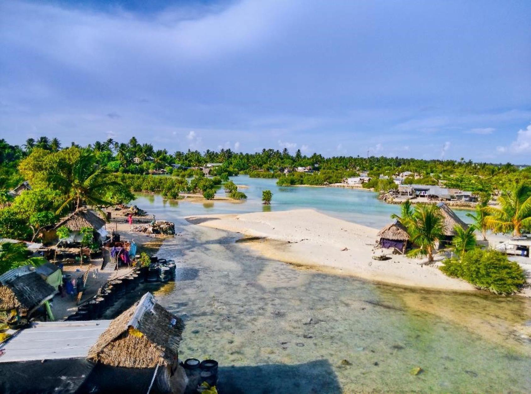 Вид с воздуха на затопленную общину в Кирибати
