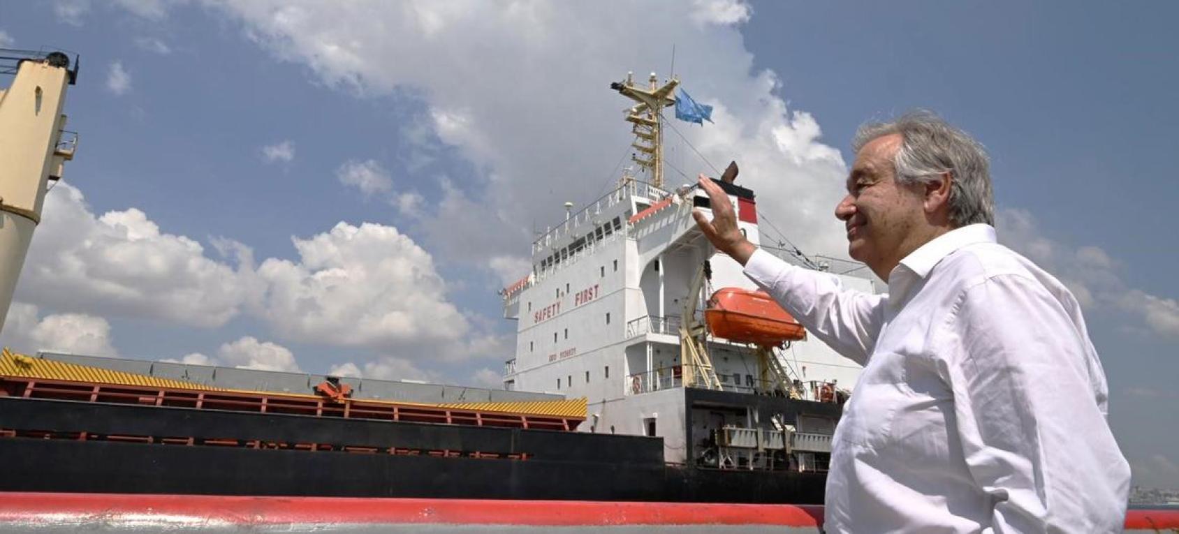 Un Secretary Genaral pointing at the ship carrying grain.