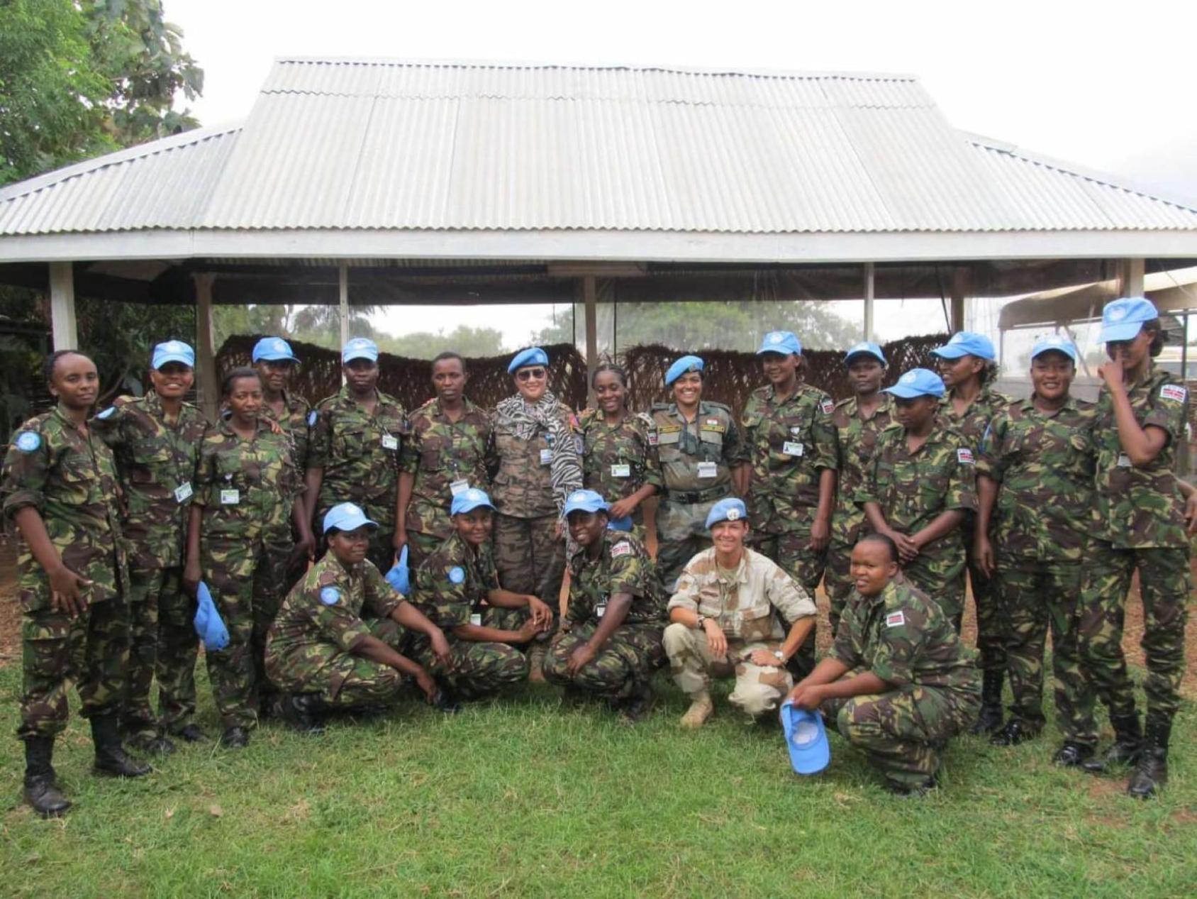 博洛尔·甘博德上校（中，戴墨镜）与其他联合国维和人员在基地。