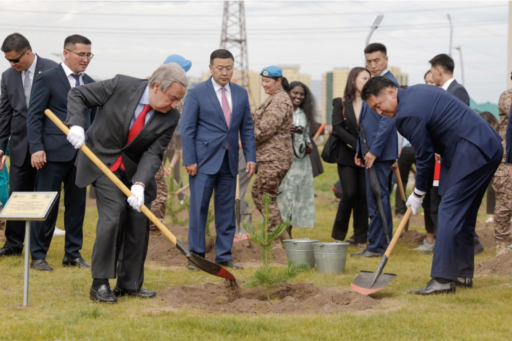 联合国负责人和蒙古国总统参加植树仪式。