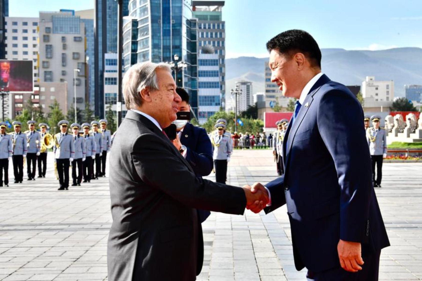 联合国秘书长与蒙古总统握手。