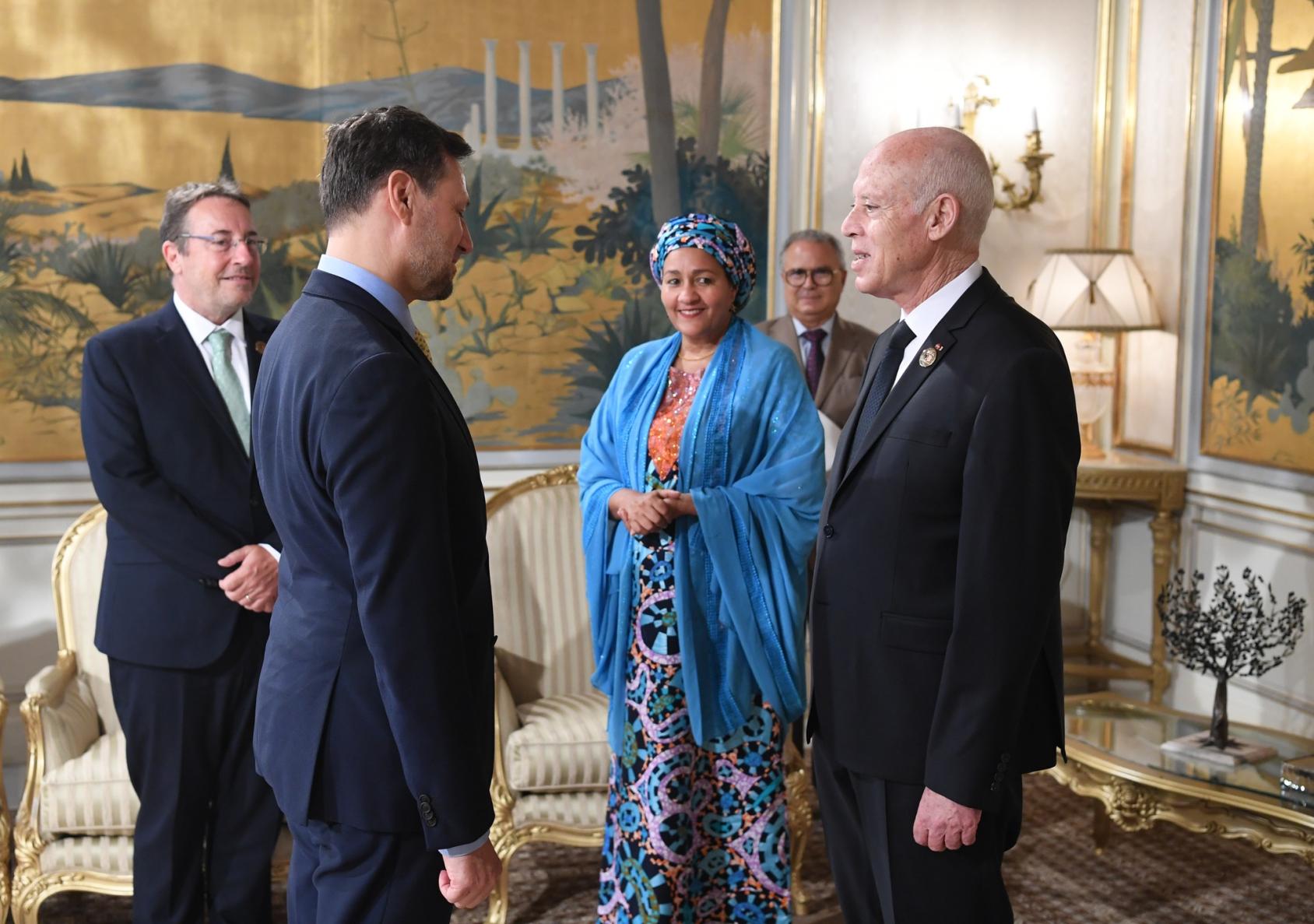 联合国常务副秘书长阿米娜·穆罕默德（中）与联合国开发计划署署长阿希姆·施泰纳（左）在2022年8月27日和28日在突尼斯市举行的第八届东京非洲发展问题国际会议期间，会见了突尼斯总统凯斯·赛义德。