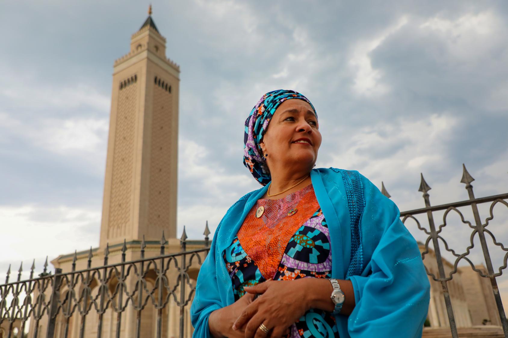 联合国常务副秘书长阿米娜·穆罕默德出席突尼斯市举行的第八届东京非洲发展会议期间，参观了突尼斯市郊的世界著名的布匿首都迦太基，她在紧邻达穆斯·埃尔·卡里塔大教堂的马里克·伊本·阿纳斯清真寺停留，并领略了突尼斯作为不同文明交汇点的丰富历史。