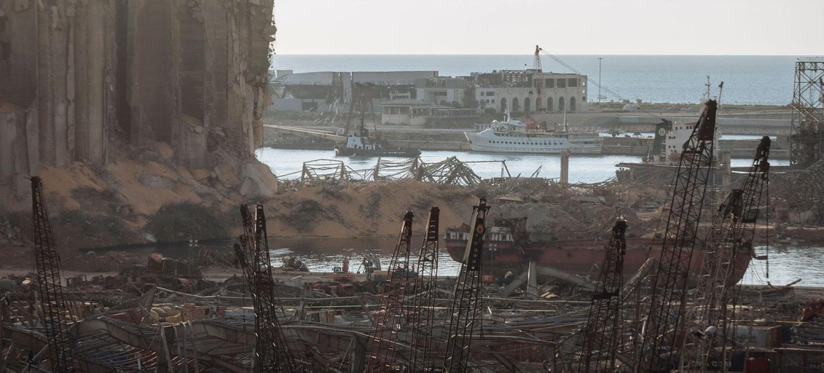 Vista del puerto de Beirut destrozada por la explosión.