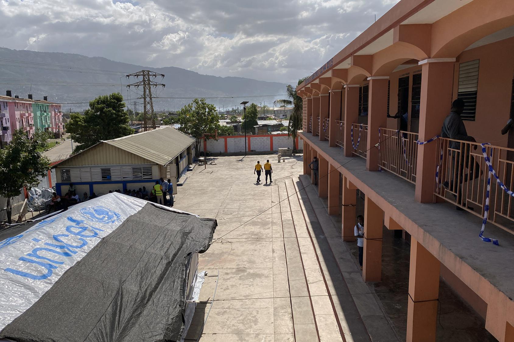 Vue de la cour intérieure du Lycée National de La Saline, en Haïti.
