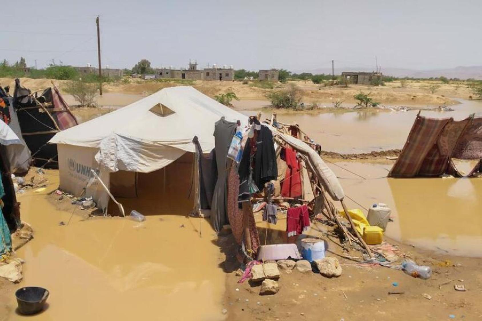 تم نصب خيام في أحد المخيمات لإيواء الأشخاص الذين فقدوا منازلهم من جراء الفيضانات في محافظة الجوف، اليمن.