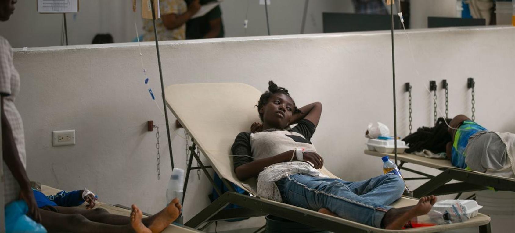 امرأة مصابة بالكوليرا تعالَج في مستشفى في بورت أو برنس بهايتي.