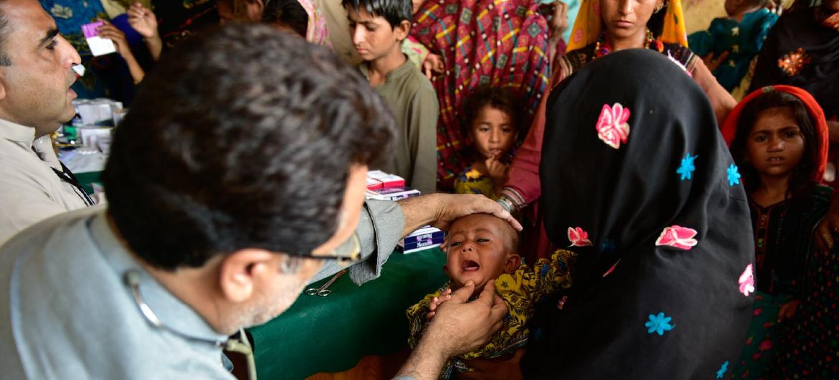 Children affected by floods in Pakistan undergo a medical examination.