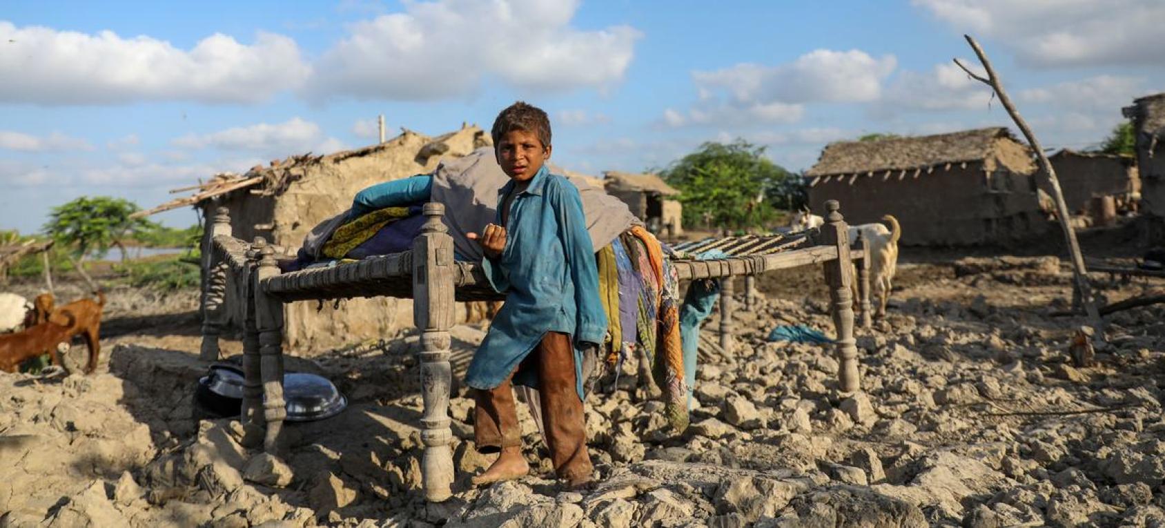 Мальчик стоит на руинах собственного дома, разрушенного наводнениями.