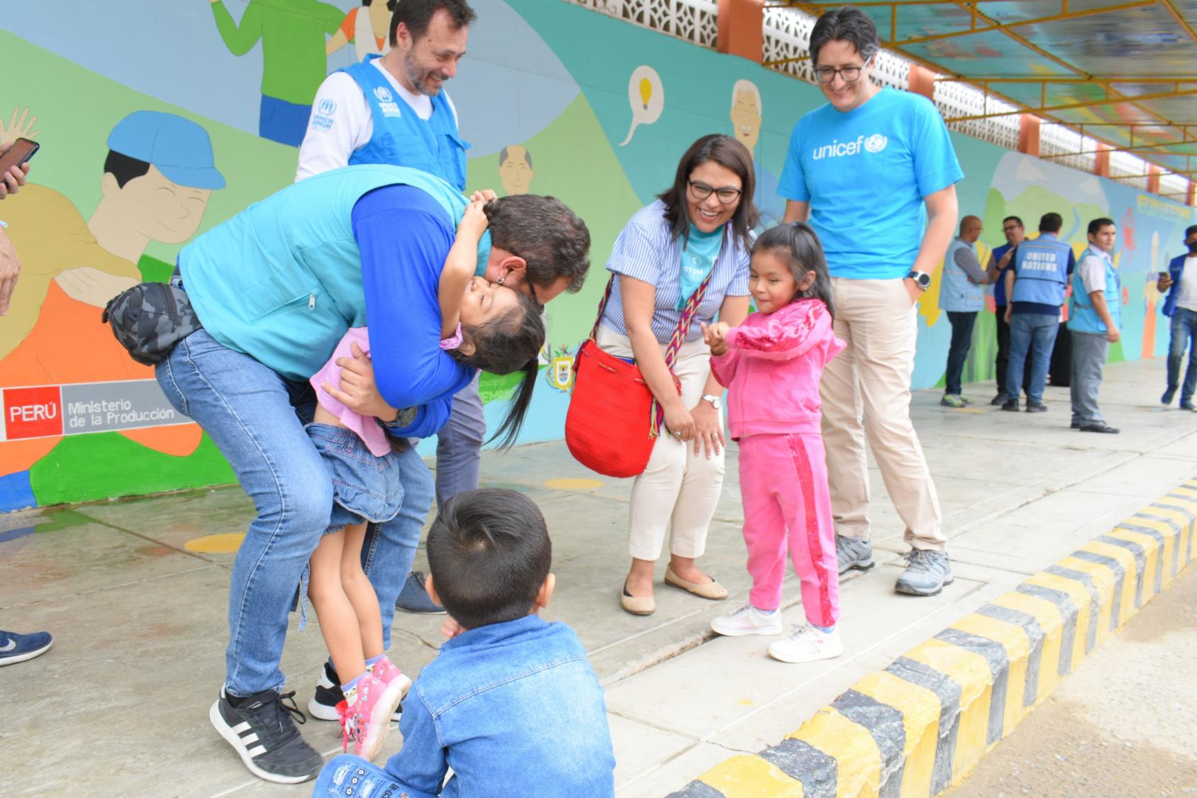 Представители ООН в Перу и Эквадоре общаются с венесуэльскими детьми, получающими помощь в пунктах помощи и ориентации мигрантов и беженцев в Тумбесе, городе на границе между Перу и Эквадором.