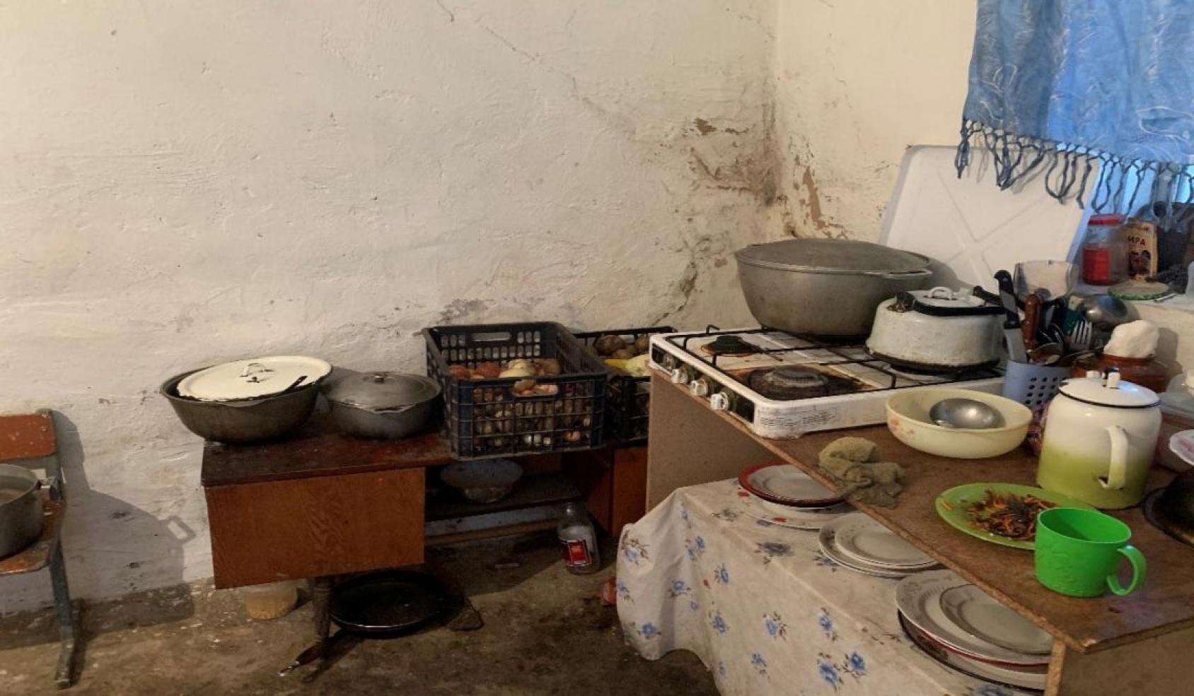 A photo of a poorly furnished kitchen.