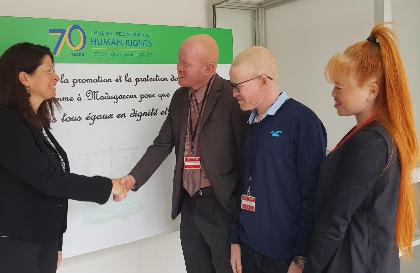 La Conseillère principale pour les droits de l'homme accueille des membres de la nouvelle Association malgache de personnes atteintes d'albinisme et serre la main de son Président, M. Fulgence Soja Ramiandrisoa, lors d’une visite dans les bureaux de l'ONU à Antananarivo, la capitale de Madagascar.