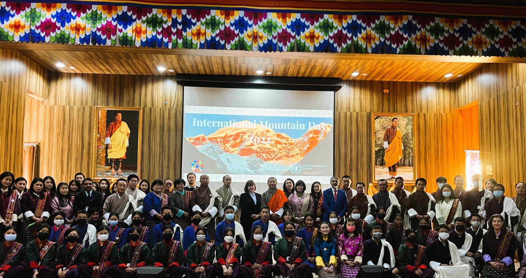 联合国驻不丹协调员卡拉·罗宾·赫希与来自帕罗和廷布的学生一起在不丹皇家大学的会议中心庆祝国际山岳日。 