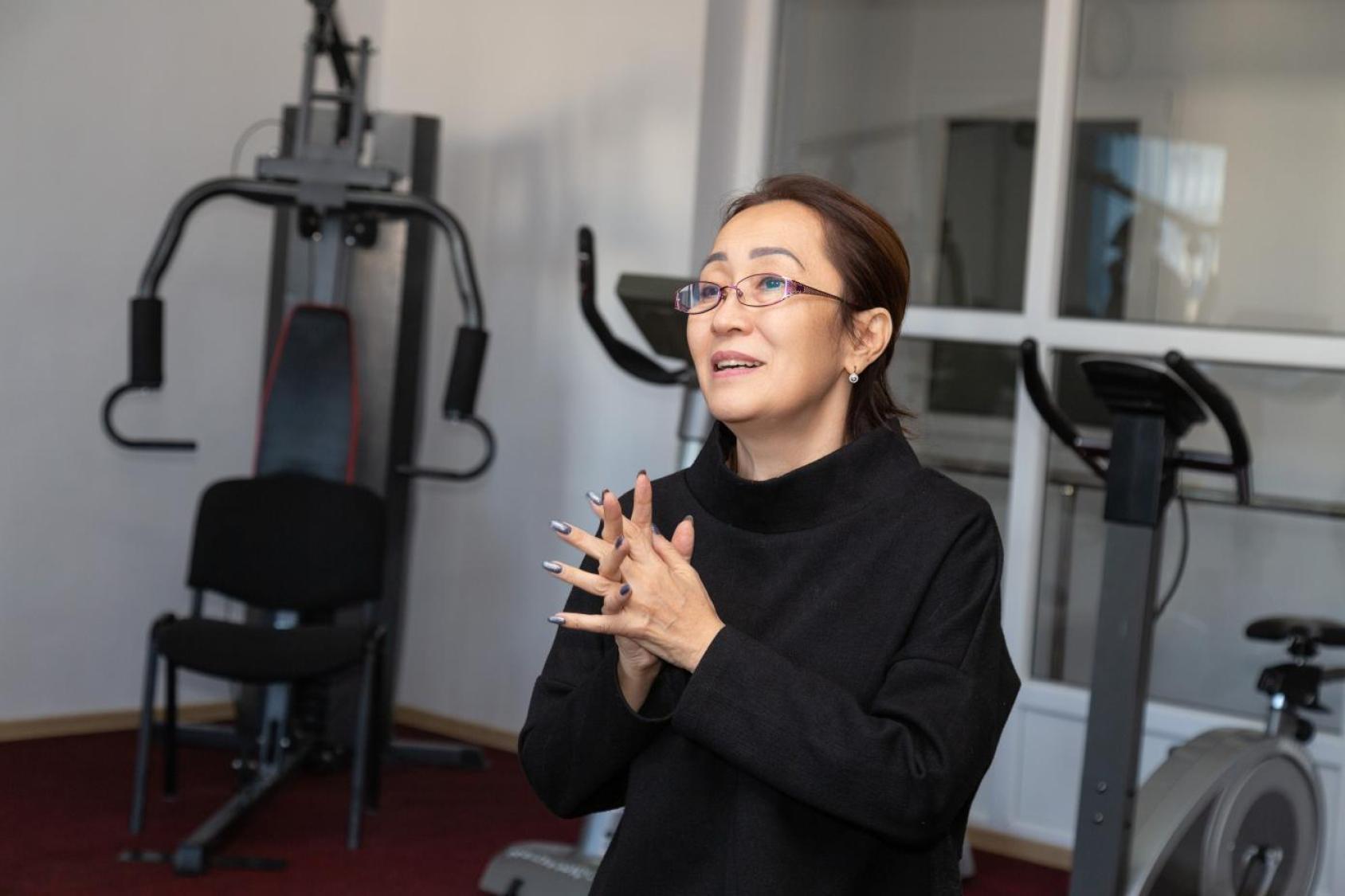 Woman in a black shirt in a gymnasium