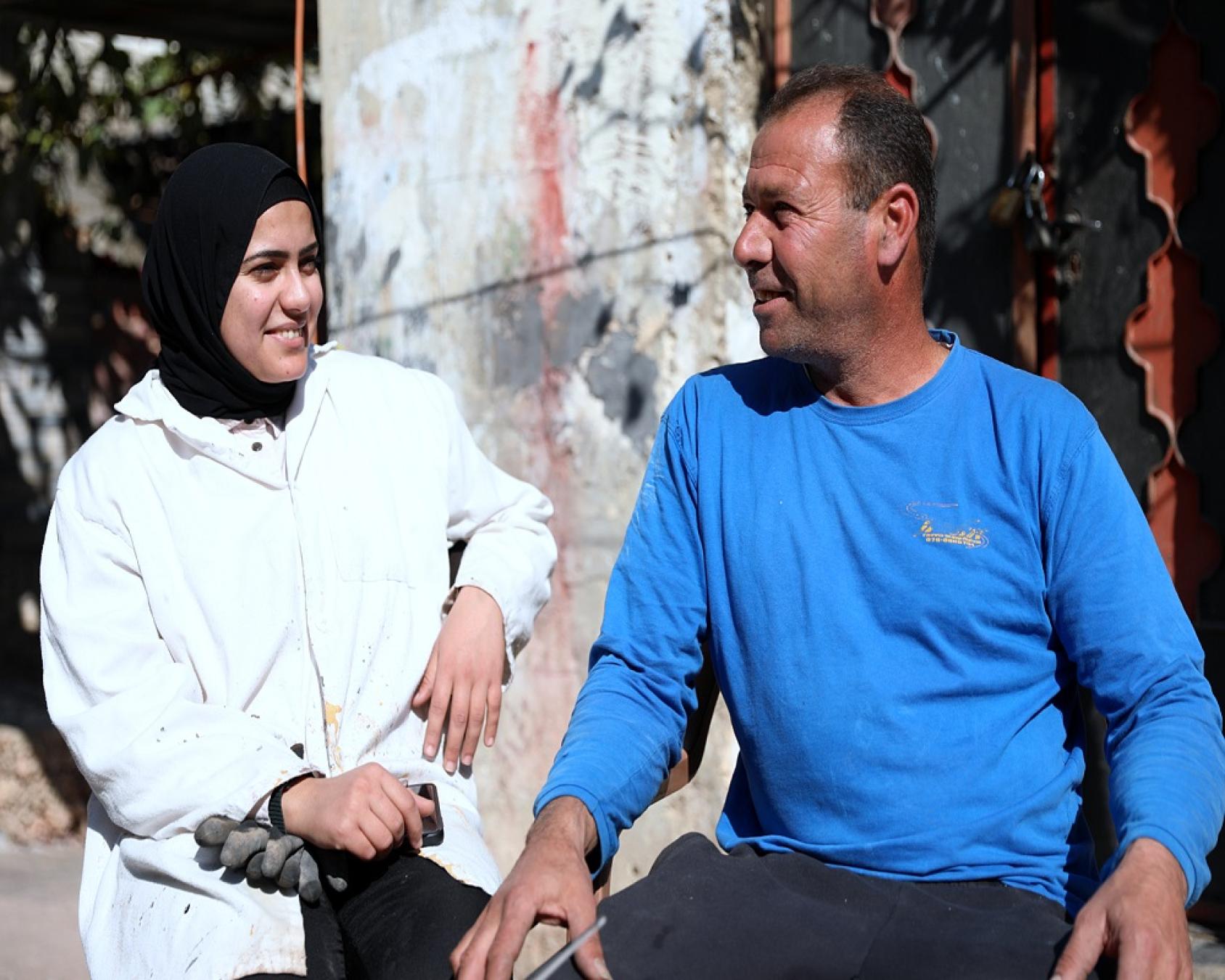 روان ووالدها عماد الذي يعمل معها بدوام جزئي في ورشة عمل في قرية كفر اللبد، في طولكرم، فلسطين في 18 يناير. الصورة: هيئة الأمم المتحدة للمرأة/سامح كريم.