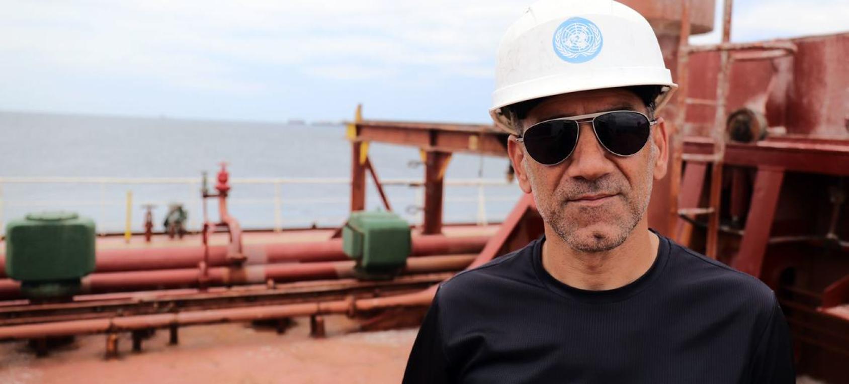 Инспектор ООН Метин Гезер проводит инспекцию Совместного координационного центра в Мраморном море.
