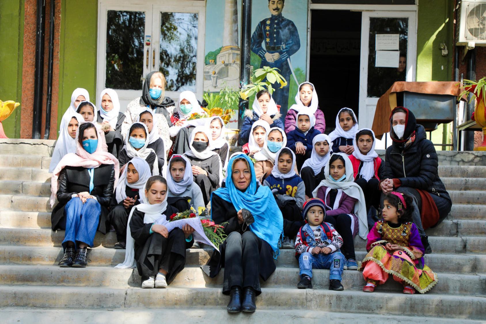 “教育不能等待基金”主任亚斯明·谢里夫 (Yasmine Sherif)在阿富汗喀布尔一所女子小学受到了师生们的欢迎。（资料图片）