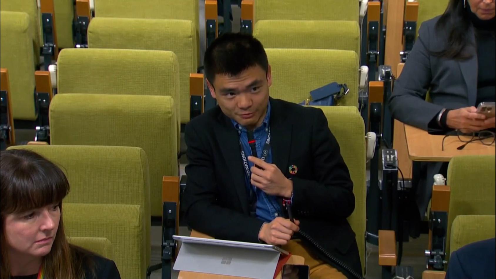 中国记者徐德智在纽约联合国总部举行的午间发布会上提问。（2023年4月5日）