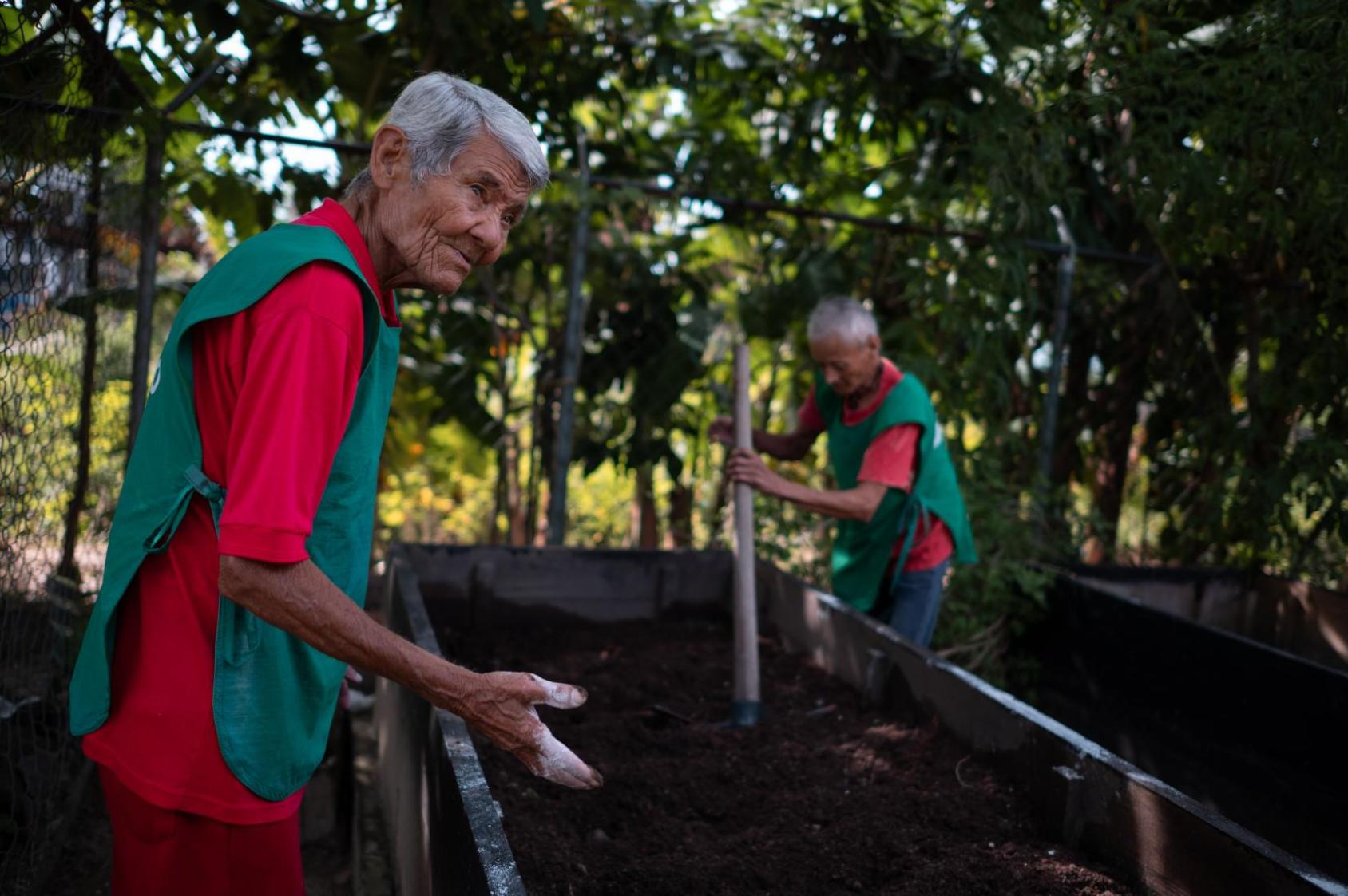 Víctor Sánchez (izquierda) y José Silverstre Pernia preparan la tierra para sembrar nuevas semillas en el huerto de la casa hogar geriático "Los Abuelos de Jesús"