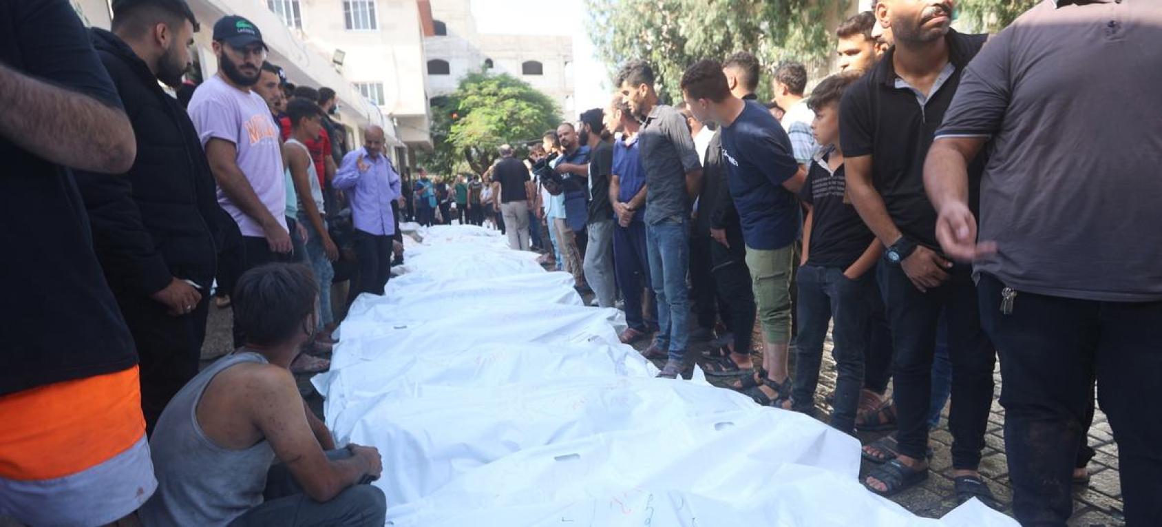 Dolientes asisten al funeral de las personas fallecidas tras los ataques israelíes en Gaza
