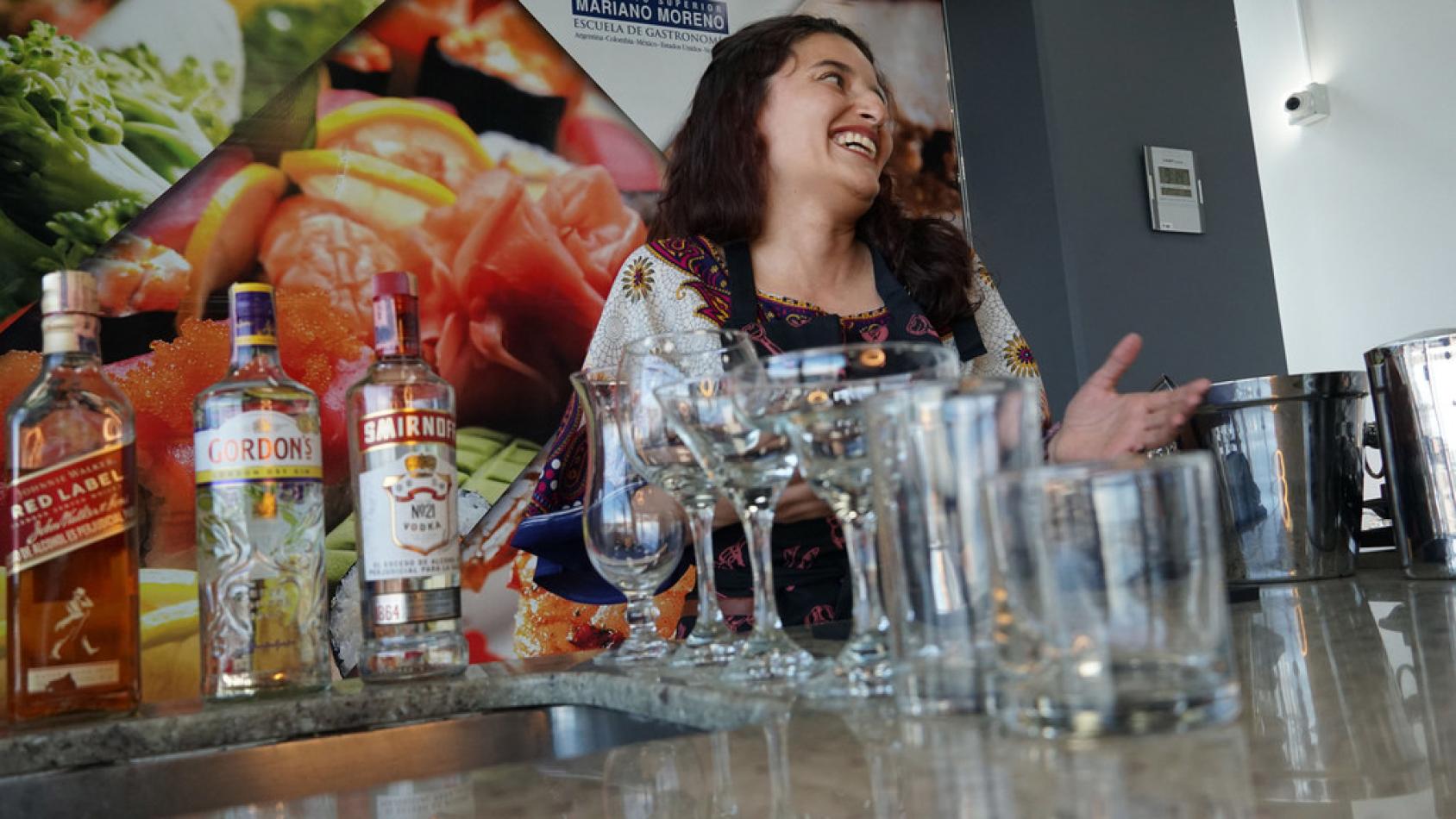 Paola Gañán es indígena y sueña con ser la primera bartender indígena de Colombia.