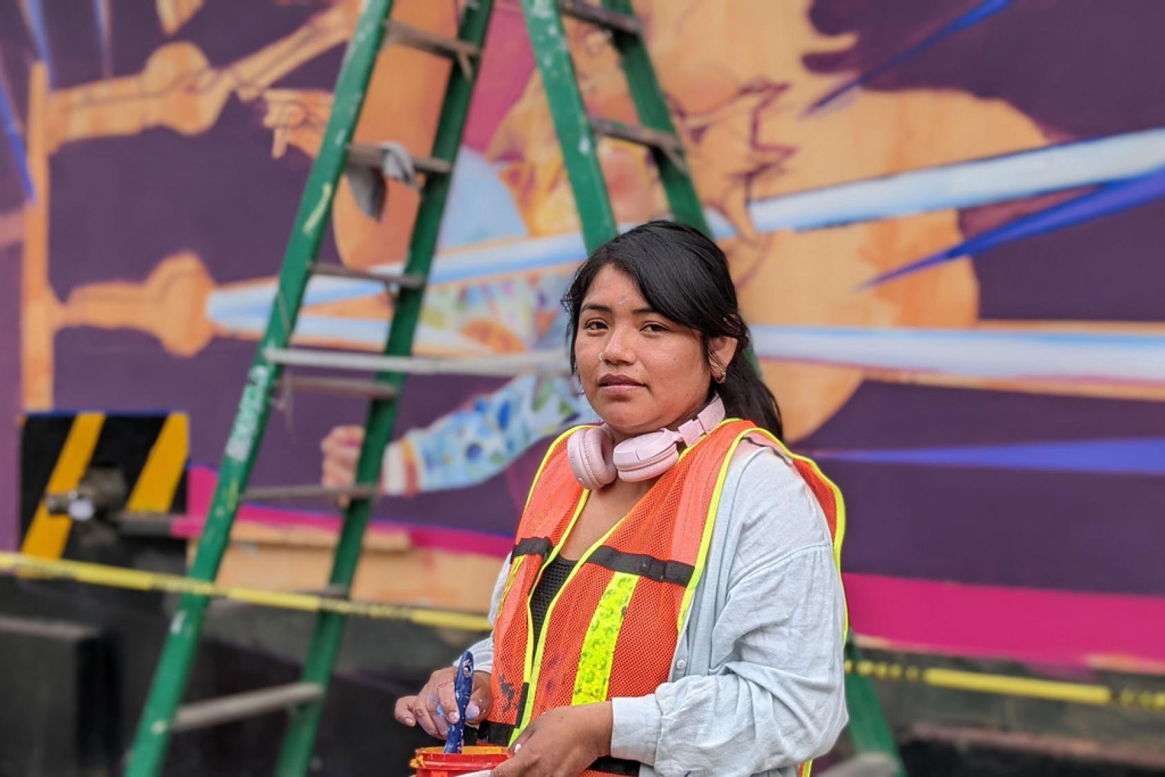 Mari Mariel, artista y muralista que pintó el Mural "La lucha no solo es en el ring", situado en la fachada principal de la Arena México, en Ciudad de México.