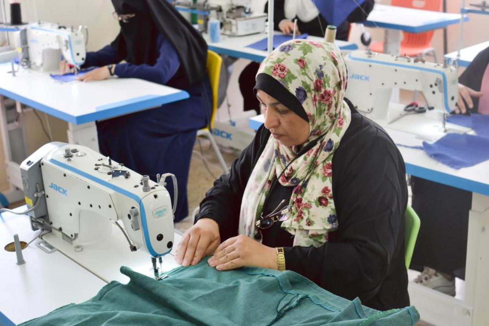  عنوان الصورة: After completing her training, Abeer established her own tailor business from home, continually improving her skills صورة: © UN Women Jordan