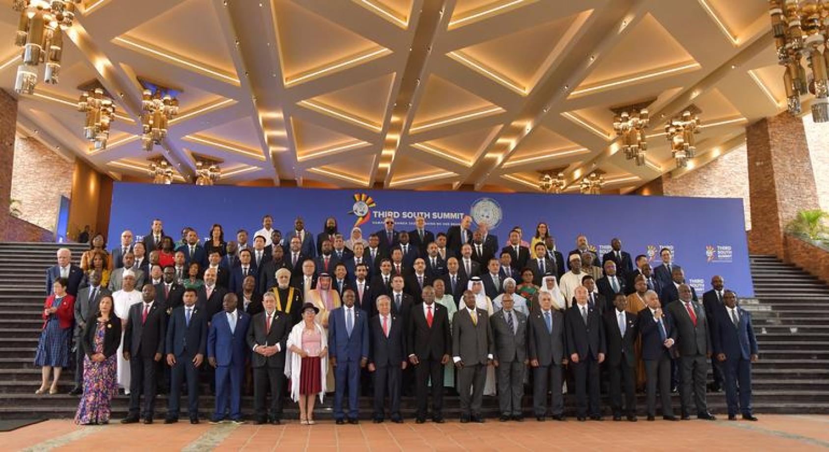 Участники саммите «Группы 77 плюс Китай» на фоне фотостены