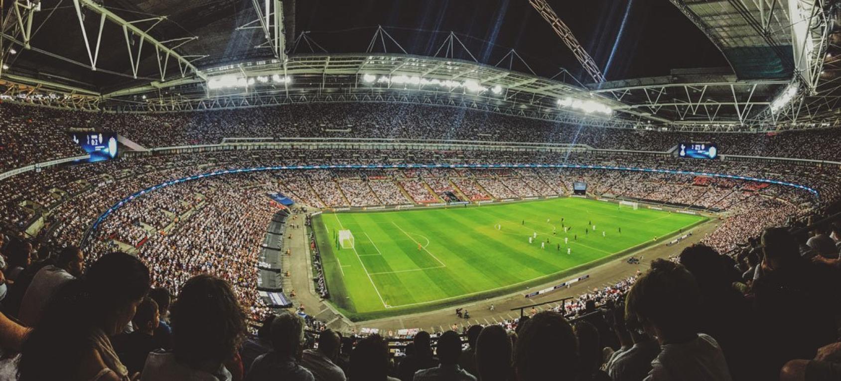 Unsplash/Mitch Rosen Aficionados al fútbol viendo un partido en el estadio de Wembley, en Inglaterra.