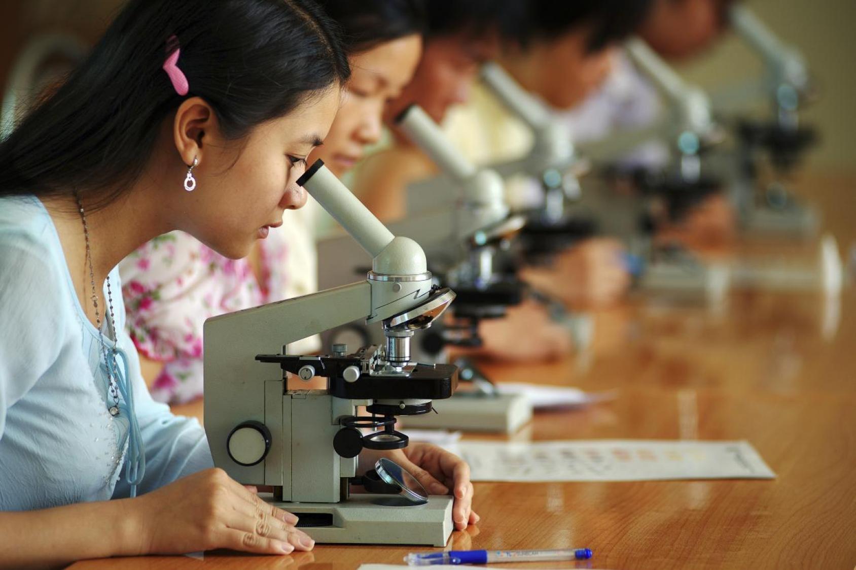 Women in front of microscopes