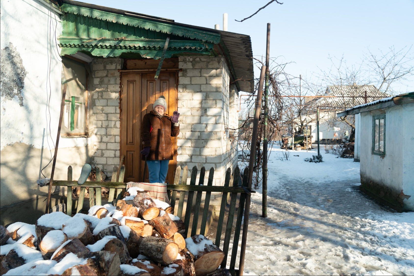 Liudmyla Konysheva compte parmi les personnes déplacées internes à Voznesensk. La brigade mobile lui apporte de l'aide, notamment en coupant du bois de chauffage pour l’aider à passer les mois froids de l’hiver. Photos : PNUD Ukraine/Liza Pyrozhkova