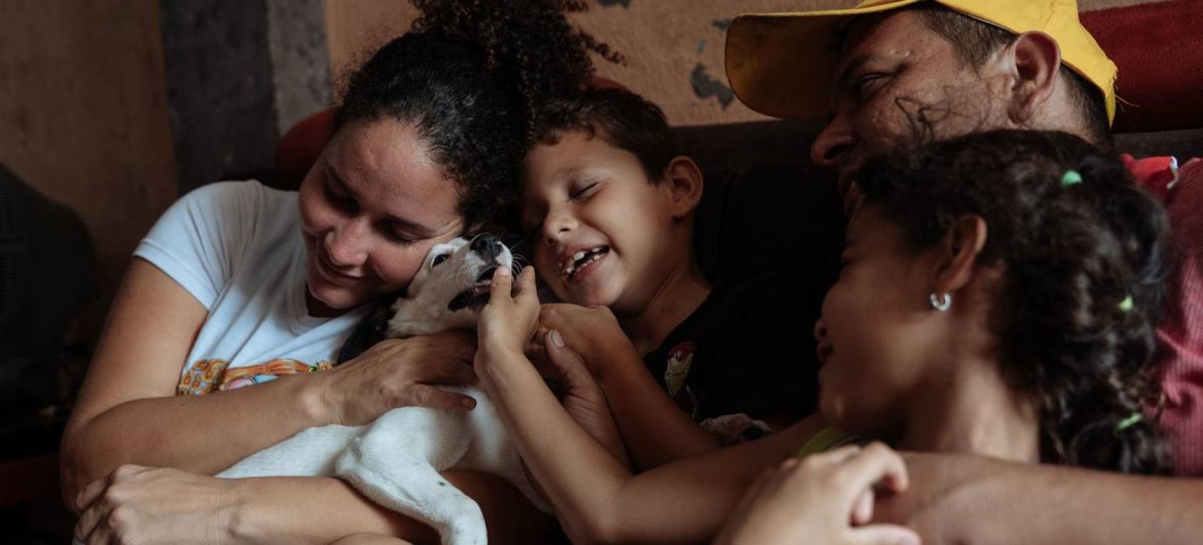 Una familia de refugiados venezolanos vive en Guayaquil, Ecuador.