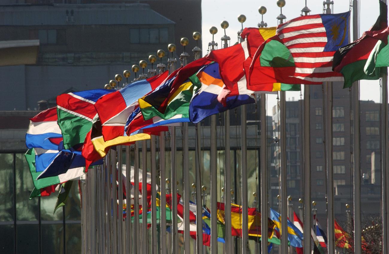 Bandera de diversos países ondeando frente al edificio de la sede oficial de las Naciones Unidas