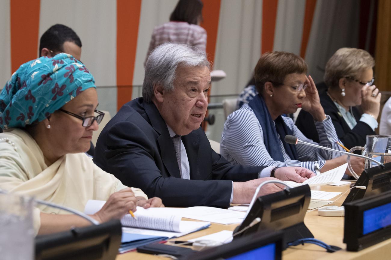 La Vicesecretaria General se sienta al lado del Secretario General, Antonio Guterres, mientras éste hace declaraciones en el Consejo Económico y Social,