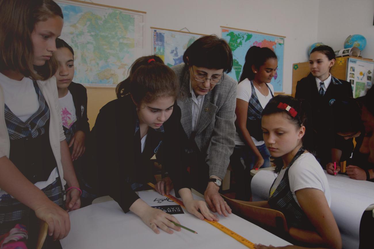 تساعد معلمة التاريخ نيكوليتا كاريمان (في الوسط) طلابها خلال صف التمارين في مدرسة سكوالا فروموسانيفي في قرية فروموساني
