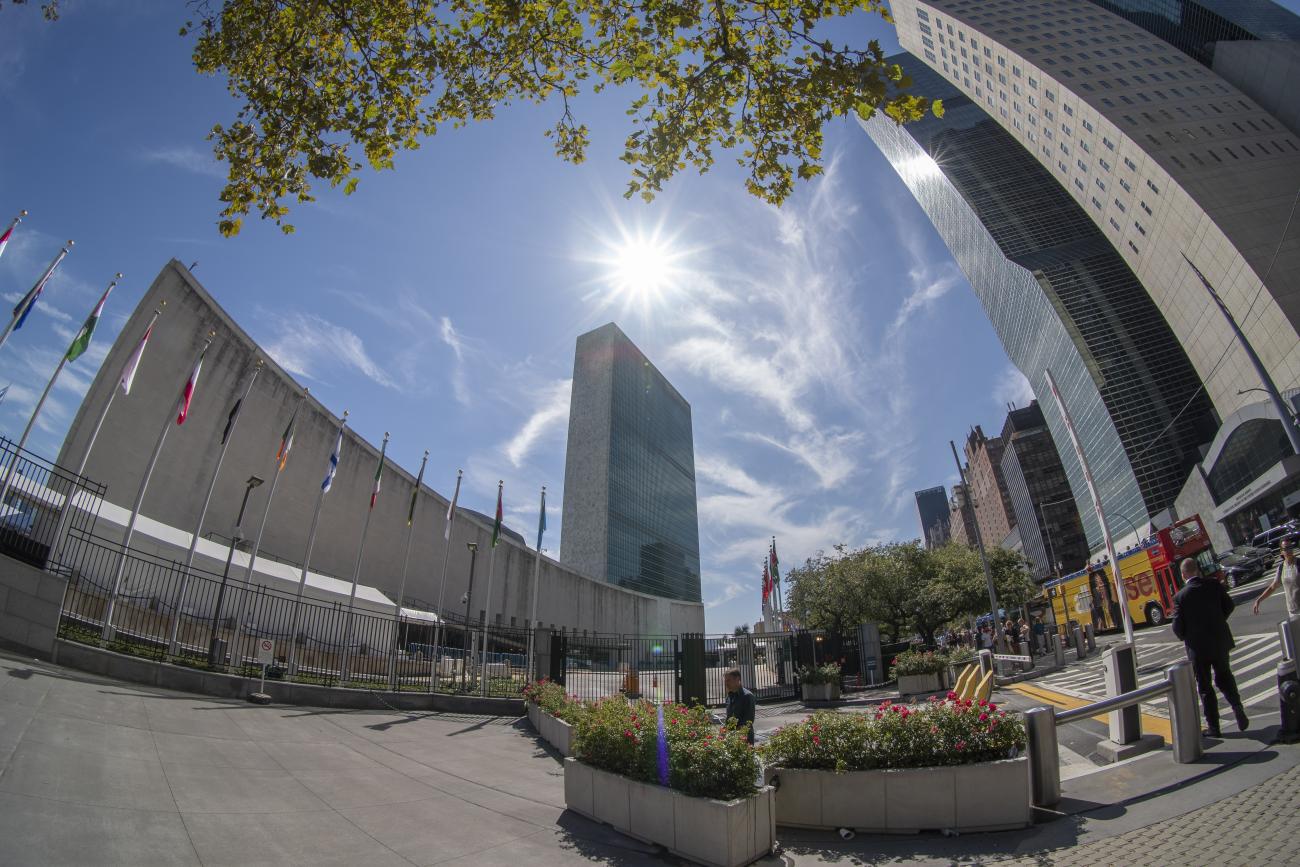 Photo des bâtiments de l'ONU lors le Sommet de la jeunesse pour le climat.