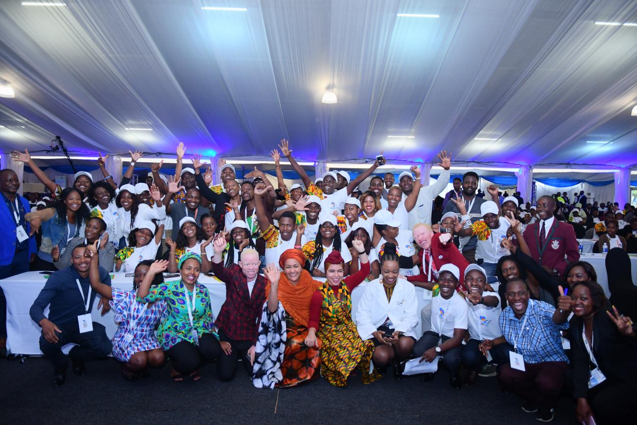 Amina Mohammed, la vicesecretaria general de la ONU, DSG se hace una divertida foto con un grupo de jóvenes.