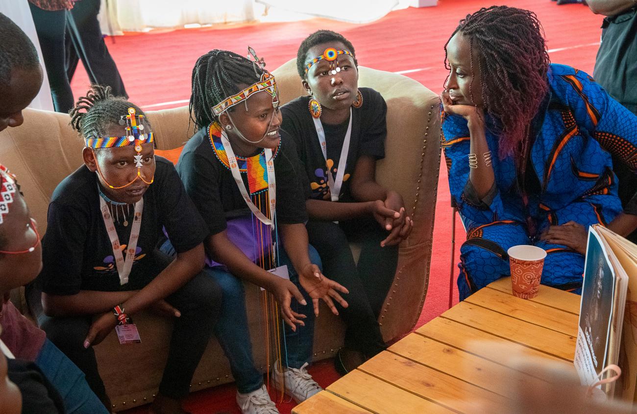 تتحدث الناجيات والناشطات ناشكي، روسيلا ويونيس إلى المعالجة النفسية ليلى حسين في قمة نيروبي بشأن المؤتمر الدولي للسكان والتنمية 25.
