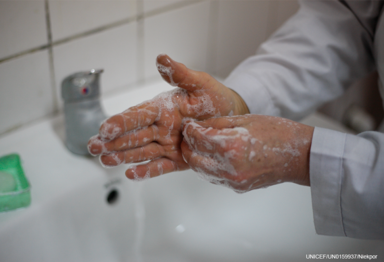 Image demonstrates proper hand washing.