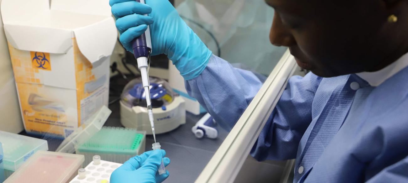 Se muestra a un técnico de laboratorio realizando una prueba de coronavirus en el laboratorio.