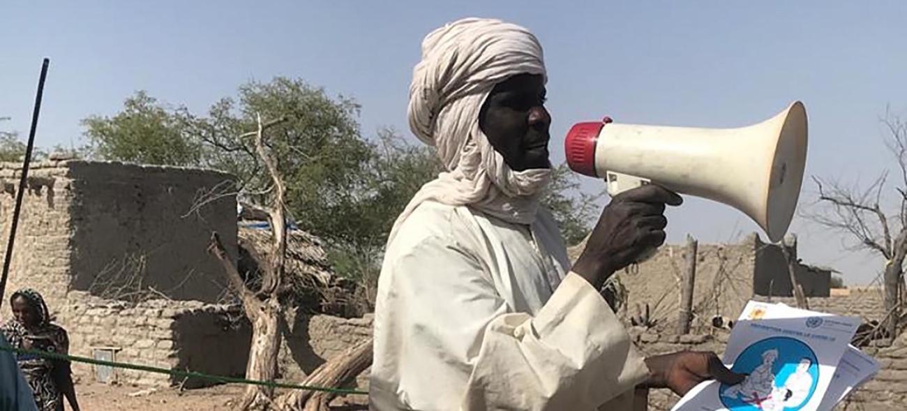 En Chad, 80 trovadores y trovadoras viajan a ocho provincias para educar a personas de regiones aisladas para promover hábitos saludables y disipar dudas sobre COVID-19.